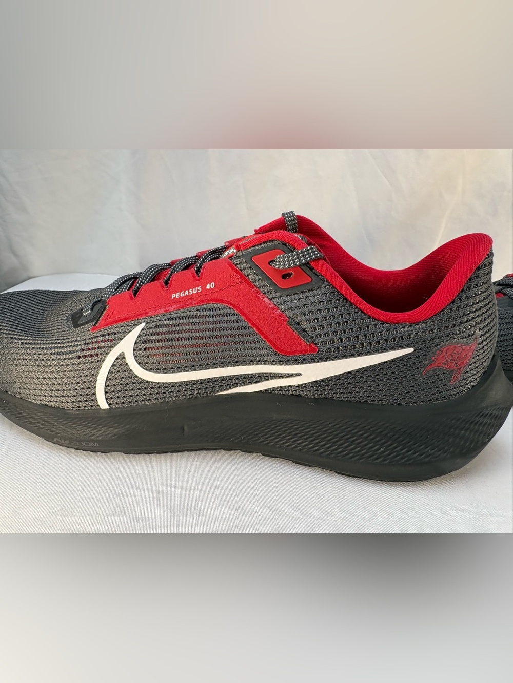 Nike Air Zoom Pegasus 40 NFL Tampa Bay Buccaneers Mens 11 Grey Red DZ5995-001 - Picture 4 of 7